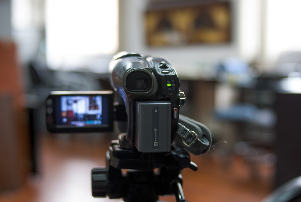 Comment utiliser une caméra pour se filmer seul ?